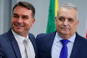 Flávio Bolsonaro anuncia Alfredo Gaspar como vice em chapa do PL