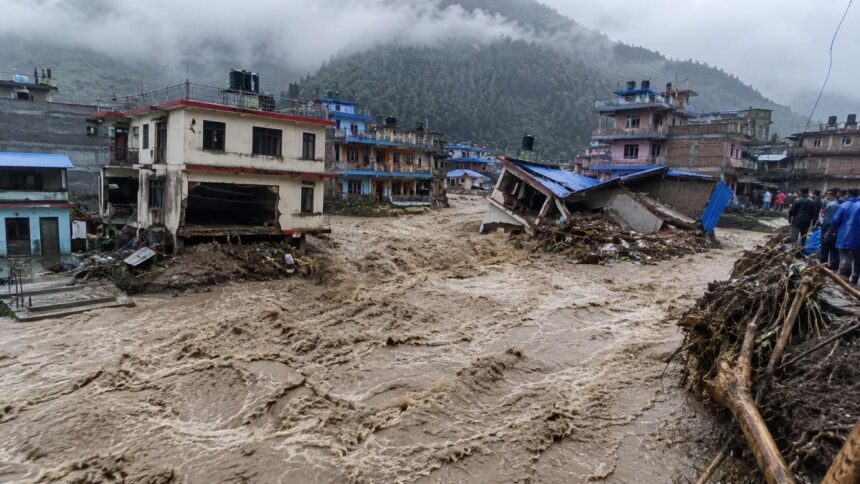 Já passam de 670 mortos e 3 mil desaparecidos nas enchentes no Nepal