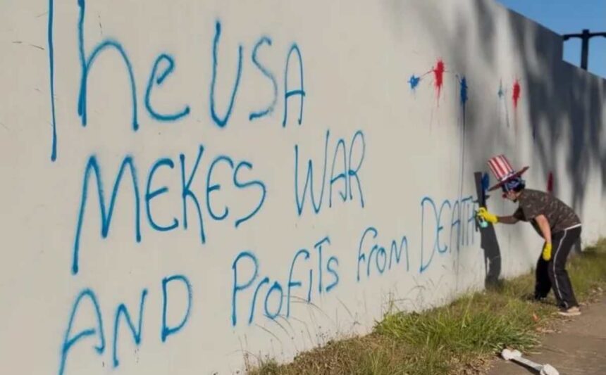Membros do MST vandalizam prédio da Embaixada dos EUA em Brasília
