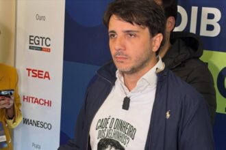A campanha presidencial de Renan Santos sofreu uma série de restrições nesta segunda-feira (31), após decisão cautelar do ministro Dias Toffoli, do Tribunal Superior Eleitoral (TSE). A determinação está relacionada ao registro de perfis utilizados nas redes sociais durante a campanha e estabelece medidas que atingem a propaganda digital, os recursos do Fundo Especial de Financiamento de Campanha (FEFC) e a participação do candidato em debates. Renan Santos é alvo de decisão cautelar do TSE A decisão assinada por Dias Toffoli determina a interrupção de atos relacionados à campanha digital de Renan Santos em contas que não teriam sido comunicadas à Justiça Eleitoral dentro dos prazos previstos pelas regras eleitorais. Além da suspensão da propaganda nos perfis questionados, o ministro determinou a interrupção dos repasses do FEFC destinados à chapa presidencial do Missão. Segundo o documento, o partido recebeu R$ 3.307.679,85 provenientes do fundo público utilizado para o financiamento das campanhas eleitorais. A medida tem caráter cautelar e permanecerá em vigor até que haja uma nova decisão no processo relacionado ao registro da candidatura. Registro de perfis nas redes sociais motivou a decisão Segundo a decisão, o partido Missão apresentou à Justiça Eleitoral informações referentes a 16 perfis digitais somente no dia 19 de agosto. O pedido de registro da candidatura havia sido apresentado 12 dias antes. Entre as contas mencionadas no processo, uma delas teria aproximadamente 2,4 milhões de seguidores e já estaria sendo utilizada para divulgação de conteúdo relacionado à campanha presidencial. O documento também aponta que o perfil aparecia entre as recomendações apresentadas pelas plataformas digitais aos usuários em conjunto com contas vinculadas a outros candidatos. Regras estabelecem prazo para comunicação das contas Na decisão, Dias Toffoli destacou que os endereços eletrônicos utilizados oficialmente na campanha devem ser apresentados à Justiça Eleitoral no momento do registro da candidatura. No caso de novas contas criadas durante o período eleitoral, a comunicação deverá ser realizada em até 24 horas. Já perfis que existiam anteriormente, mas não foram declarados no registro, somente poderiam ser utilizados para propaganda eleitoral depois de transcorridas 48 horas da regularização. O ministro considerou que a utilização de contas não informadas dentro dos prazos poderia proporcionar exposição adicional ao candidato, uma vez que os perfis ficam submetidos aos mecanismos de recomendação e distribuição de conteúdo das próprias plataformas. Plataformas digitais também foram incluídas na determinação As empresas responsáveis pelas redes sociais também deverão cumprir determinações previstas na decisão. Os perfis que foram apresentados fora do prazo deverão ser suspensos e retirados dos sistemas de recomendação das plataformas. Ao mesmo tempo, as empresas terão de preservar os conteúdos publicados desde 7 de agosto. Também deverão disponibilizar informações relacionadas às atividades realizadas nas contas, incluindo publicações, anúncios, impulsionamentos, alcance das campanhas e valores eventualmente empregados na divulgação. A determinação busca manter os registros das atividades digitais realizadas durante o período eleitoral para eventual análise pela Justiça Eleitoral. Renan Santos e Missão terão prazo de 24 horas A decisão estabelece que Renan Santos e o partido Missão apresentem informações complementares à Justiça Eleitoral no prazo de 24 horas. Entre os dados solicitados estão as datas em que cada perfil foi criado e quando passou a ser utilizado com finalidade eleitoral. A campanha também deverá informar a existência de outras contas, grupos ou endereços digitais eventualmente empregados durante a disputa presidencial. Além disso, o candidato e o partido deverão se manifestar sobre o possível descumprimento das normas referentes à comunicação dos perfis. O documento alerta ainda que o descumprimento das determinações poderá produzir consequências no processo de registro da candidatura, incluindo a possibilidade de indeferimento. Multa de R$ 50 mil por nova propaganda Outra medida estabelecida pelo ministro prevê multa de R$ 50 mil para cada nova veiculação de propaganda digital realizada depois da intimação da decisão. A penalidade poderá ser aplicada mesmo quando a publicidade for publicada em contas recém-criadas ou em perfis pertencentes a terceiros. A mesma multa, no valor de R$ 50 mil por ato, poderá ser aplicada caso haja participação em debates em desacordo com a determinação judicial. Campanha de Renan Santos prepara reação Diante da decisão, a campanha de Renan Santos prepara um mandado de segurança com o objetivo de tentar suspender ou modificar as medidas determinadas por Dias Toffoli. A equipe do candidato também programou uma coletiva de imprensa em São Paulo para a tarde desta segunda-feira (31). O encontro deverá abordar a decisão do TSE e as providências que serão adotadas pela campanha para contestar as determinações. Até uma nova manifestação da Justiça Eleitoral, permanecem válidas as restrições estabelecidas na decisão cautelar.