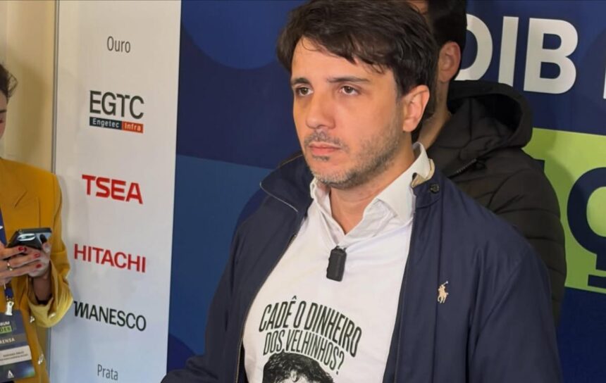 A campanha presidencial de Renan Santos sofreu uma série de restrições nesta segunda-feira (31), após decisão cautelar do ministro Dias Toffoli, do Tribunal Superior Eleitoral (TSE). A determinação está relacionada ao registro de perfis utilizados nas redes sociais durante a campanha e estabelece medidas que atingem a propaganda digital, os recursos do Fundo Especial de Financiamento de Campanha (FEFC) e a participação do candidato em debates. Renan Santos é alvo de decisão cautelar do TSE A decisão assinada por Dias Toffoli determina a interrupção de atos relacionados à campanha digital de Renan Santos em contas que não teriam sido comunicadas à Justiça Eleitoral dentro dos prazos previstos pelas regras eleitorais. Além da suspensão da propaganda nos perfis questionados, o ministro determinou a interrupção dos repasses do FEFC destinados à chapa presidencial do Missão. Segundo o documento, o partido recebeu R$ 3.307.679,85 provenientes do fundo público utilizado para o financiamento das campanhas eleitorais. A medida tem caráter cautelar e permanecerá em vigor até que haja uma nova decisão no processo relacionado ao registro da candidatura. Registro de perfis nas redes sociais motivou a decisão Segundo a decisão, o partido Missão apresentou à Justiça Eleitoral informações referentes a 16 perfis digitais somente no dia 19 de agosto. O pedido de registro da candidatura havia sido apresentado 12 dias antes. Entre as contas mencionadas no processo, uma delas teria aproximadamente 2,4 milhões de seguidores e já estaria sendo utilizada para divulgação de conteúdo relacionado à campanha presidencial. O documento também aponta que o perfil aparecia entre as recomendações apresentadas pelas plataformas digitais aos usuários em conjunto com contas vinculadas a outros candidatos. Regras estabelecem prazo para comunicação das contas Na decisão, Dias Toffoli destacou que os endereços eletrônicos utilizados oficialmente na campanha devem ser apresentados à Justiça Eleitoral no momento do registro da candidatura. No caso de novas contas criadas durante o período eleitoral, a comunicação deverá ser realizada em até 24 horas. Já perfis que existiam anteriormente, mas não foram declarados no registro, somente poderiam ser utilizados para propaganda eleitoral depois de transcorridas 48 horas da regularização. O ministro considerou que a utilização de contas não informadas dentro dos prazos poderia proporcionar exposição adicional ao candidato, uma vez que os perfis ficam submetidos aos mecanismos de recomendação e distribuição de conteúdo das próprias plataformas. Plataformas digitais também foram incluídas na determinação As empresas responsáveis pelas redes sociais também deverão cumprir determinações previstas na decisão. Os perfis que foram apresentados fora do prazo deverão ser suspensos e retirados dos sistemas de recomendação das plataformas. Ao mesmo tempo, as empresas terão de preservar os conteúdos publicados desde 7 de agosto. Também deverão disponibilizar informações relacionadas às atividades realizadas nas contas, incluindo publicações, anúncios, impulsionamentos, alcance das campanhas e valores eventualmente empregados na divulgação. A determinação busca manter os registros das atividades digitais realizadas durante o período eleitoral para eventual análise pela Justiça Eleitoral. Renan Santos e Missão terão prazo de 24 horas A decisão estabelece que Renan Santos e o partido Missão apresentem informações complementares à Justiça Eleitoral no prazo de 24 horas. Entre os dados solicitados estão as datas em que cada perfil foi criado e quando passou a ser utilizado com finalidade eleitoral. A campanha também deverá informar a existência de outras contas, grupos ou endereços digitais eventualmente empregados durante a disputa presidencial. Além disso, o candidato e o partido deverão se manifestar sobre o possível descumprimento das normas referentes à comunicação dos perfis. O documento alerta ainda que o descumprimento das determinações poderá produzir consequências no processo de registro da candidatura, incluindo a possibilidade de indeferimento. Multa de R$ 50 mil por nova propaganda Outra medida estabelecida pelo ministro prevê multa de R$ 50 mil para cada nova veiculação de propaganda digital realizada depois da intimação da decisão. A penalidade poderá ser aplicada mesmo quando a publicidade for publicada em contas recém-criadas ou em perfis pertencentes a terceiros. A mesma multa, no valor de R$ 50 mil por ato, poderá ser aplicada caso haja participação em debates em desacordo com a determinação judicial. Campanha de Renan Santos prepara reação Diante da decisão, a campanha de Renan Santos prepara um mandado de segurança com o objetivo de tentar suspender ou modificar as medidas determinadas por Dias Toffoli. A equipe do candidato também programou uma coletiva de imprensa em São Paulo para a tarde desta segunda-feira (31). O encontro deverá abordar a decisão do TSE e as providências que serão adotadas pela campanha para contestar as determinações. Até uma nova manifestação da Justiça Eleitoral, permanecem válidas as restrições estabelecidas na decisão cautelar.