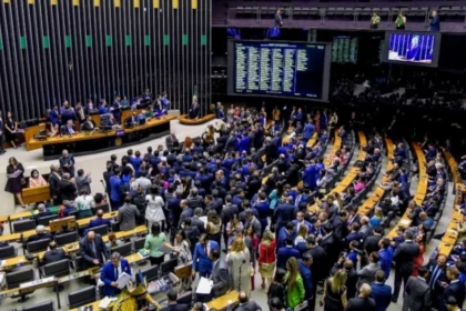 Câmara aprova crédito de R$ 30 bi taxistas e motoristas de aplicativo