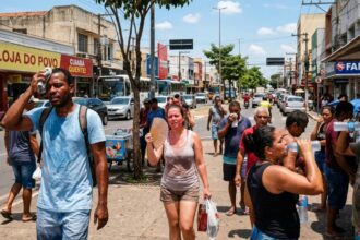 Uma onda de calor deve atingir diferentes áreas do Centro-Sul do Brasil a partir deste sábado (26), segundo alerta emitido pelo Instituto Nacional de Meteorologia (Inmet). O órgão classificou o fenômeno como de grande perigo e manteve o aviso válido até as 18h da próxima quarta-feira (30). O alerta vermelho, nível máximo na classificação utilizada pelo Inmet, engloba áreas de oito estados brasileiros. A previsão ocorre poucos dias depois do início da primavera, estação que começou na terça-feira (22) e que deve registrar períodos de temperaturas acima da média em diferentes regiões do país. Onda de calor atinge oito estados O aviso meteorológico contempla áreas dos estados de Santa Catarina, Paraná, São Paulo, Rio de Janeiro, Minas Gerais, Mato Grosso, Goiás e Mato Grosso do Sul. Entre as regiões incluídas estão: Centro-sul de Mato Grosso; Mato Grosso do Sul; Extremo sul de Goiás; São Paulo; Sul do Rio de Janeiro; Sul de Minas Gerais; Paraná; Norte de Santa Catarina. A abrangência do alerta não significa que todos os municípios desses estados serão afetados da mesma maneira. O aviso corresponde às áreas indicadas pelo Inmet dentro de cada unidade da Federação. Entenda os níveis de alerta do Inmet O Inmet utiliza diferentes cores para comunicar a intensidade e o potencial de risco dos fenômenos meteorológicos. A classificação é dividida em três níveis principais: Amarelo: representa perigo potencial; Laranja: indica situação de perigo; Vermelho: corresponde a uma situação de grande perigo. No caso da atual onda de calor, o instituto adotou o nível vermelho, considerado o mais elevado da escala de avisos meteorológicos. Como é caracterizada uma onda de calor A onda de calor ocorre quando uma região permanece sob temperaturas significativamente superiores aos valores normalmente registrados para determinado período. De maneira geral, critérios utilizados por meteorologistas consideram a ocorrência do fenômeno quando as temperaturas ficam pelo menos 5°C acima da média durante cinco dias consecutivos ou mais. O Inmet, por sua vez, considera como onda de calor uma situação em que a temperatura apresenta elevação de 5°C em relação à média mensal. Nesse critério, a duração do episódio não é determinante para a classificação. A intensidade do calor pode variar conforme a região e as condições atmosféricas. Por isso, o acompanhamento das atualizações meteorológicas é importante durante períodos em que há avisos de temperaturas extremas. Calor intenso pode afetar a saúde O Inmet também alerta para os efeitos que períodos de temperaturas elevadas podem provocar no organismo. A exposição prolongada ao calor pode causar sintomas como cansaço, tontura e sensação de lentidão. Em situações de calor extremo, os cuidados com a hidratação e a exposição às altas temperaturas ganham importância, principalmente entre pessoas mais vulneráveis aos efeitos do clima. Os impactos não se limitam ao desconforto causado pelo aumento da temperatura. A exposição excessiva ao calor pode exigir atenção a sinais apresentados pelo corpo, especialmente quando as temperaturas permanecem elevadas por vários dias. Primeira onda de calor da primavera O episódio previsto para os próximos dias é apontado como a primeira onda de calor da primavera de 2026. A nova estação teve início na terça-feira (22) e marca uma fase de transição entre o inverno e o verão. A expectativa meteorológica é de que períodos de calor intenso ocorram com maior frequência ao longo dos próximos meses, à medida que a primavera avance e as temperaturas aumentem. Primavera terá mudanças nas temperaturas e nas chuvas A primavera costuma representar uma etapa de transição nas condições climáticas de grande parte do território brasileiro. Durante a estação, ocorre uma mudança gradual entre o período mais seco e o período chuvoso em várias áreas do país. No Centro-Oeste e no Sudeste, as chuvas tendem a retornar progressivamente durante essa época. Ao mesmo tempo, as temperaturas começam a apresentar elevação em relação aos meses de inverno. Esse cenário contribui para a ocorrência de episódios de temperaturas mais altas, como o previsto para os próximos dias. A combinação entre aumento das temperaturas e mudanças no regime de chuvas faz da primavera uma estação marcada por variações nas condições meteorológicas.