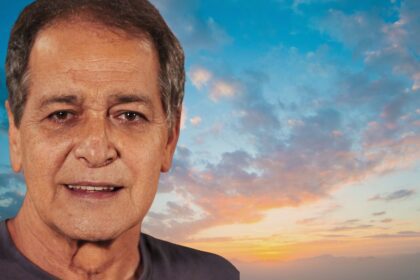 O ator e diretor Gracindo Jr. morreu na manhã desta quarta-feira (2), aos 83 anos, em sua residência no Rio de Janeiro. Filho do consagrado ator Paulo Gracindo, o artista construiu uma trajetória de mais de cinco décadas no teatro, na televisão, no rádio e no cinema. A confirmação da morte foi feita por seu filho, Pedro Gracindo. A causa do falecimento não foi informada. Gracindo Jr. deixa trajetória marcada pela televisão brasileira Nascido no Rio de Janeiro, em 21 de maio de 1943, Epaminondas Xavier Gracindo começou sua relação profissional com a arte ainda adolescente. Aos 15 anos, em 1959, realizou um teste para a Rádio Nacional e passou a trabalhar na emissora como ator e redator. Apesar de ter estudado Psicologia, Gracindo Jr. não chegou a exercer a profissão. Sua carreira acabou sendo direcionada para o meio artístico, área na qual permaneceu durante décadas. Sua estreia nos palcos ocorreu na peça “A Escada”, de Oswald de Andrade. Posteriormente, o artista ampliou sua atuação para diferentes áreas do entretenimento e passou a integrar produções importantes da televisão brasileira. Filho de Paulo Gracindo, ator participou da história da TV Globo Gracindo Jr. esteve presente no início da história da TV Globo, participando da inauguração da emissora em 1965. Nos primeiros anos da televisão, integrou o elenco de diversas novelas e produções que marcaram a programação brasileira. Entre os trabalhos realizados por ele estão “Rosinha do Sobrado”, “Padre Tião”, “A Rainha Louca”, “A Próxima Atração”, “Os Ossos do Barão” e “Supermanoela”. A relação artística com o pai, Paulo Gracindo, também fez parte de sua trajetória. Os dois contracenaram na novela “O Bem-Amado”, escrita por Dias Gomes. A parceria entre pai e filho voltou a ocorrer em “O Casarão”, de Lauro César Muniz. Na produção, os dois atores interpretaram diferentes fases de um mesmo personagem, representando o protagonista em momentos distintos de sua vida. Participações em novelas de destaque Ao longo da carreira, Gracindo Jr. participou de outras produções de grande repercussão na televisão. Seu currículo inclui trabalhos em novelas como “Mandala”, “O Salvador da Pátria”, “Rainha da Sucata”, “Deus nos Acuda”, “Explode Coração”, “Anjo de Mim”, “Esplendor” e “Celebridade”. A presença do ator em diferentes períodos da televisão brasileira fez com que sua carreira atravessasse diversas fases da dramaturgia nacional, mantendo sua atuação em produções televisivas por décadas. Gracindo Jr. também trabalhou como diretor Além de atuar, Gracindo Jr. desenvolveu uma carreira como diretor. Entre os trabalhos realizados nessa função está a novela “Marron-Glacé”, produção que integrou a programação da TV Globo. Em 1983, também assumiu a direção do programa “Os Trapalhões”, um dos programas de humor de maior destaque da televisão brasileira naquele período. Sua atuação nos bastidores não ficou restrita às novelas e programas de televisão. Gracindo Jr. também esteve envolvido na criação e apresentação dos primeiros videoclipes de artistas brasileiros exibidos pelo “Fantástico”. A participação nesse formato ocorreu em um período de expansão dos videoclipes na televisão nacional, contribuindo para a presença de produções musicais na programação do programa. Velório e sepultamento ainda não foram divulgados Até a última atualização das informações sobre a morte de Gracindo Jr., não haviam sido divulgados detalhes sobre o velório ou o sepultamento do artista. A causa da morte também não foi informada pela família. A confirmação do falecimento foi realizada por Pedro Gracindo, filho do ator e diretor.