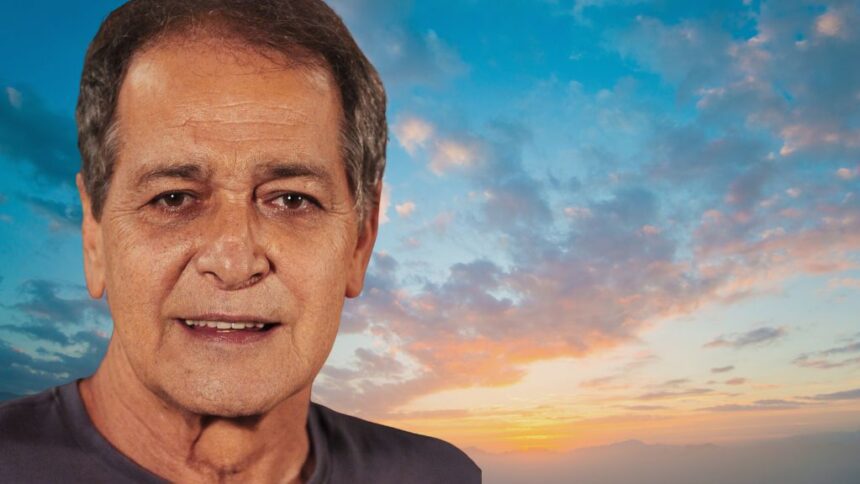 O ator e diretor Gracindo Jr. morreu na manhã desta quarta-feira (2), aos 83 anos, em sua residência no Rio de Janeiro. Filho do consagrado ator Paulo Gracindo, o artista construiu uma trajetória de mais de cinco décadas no teatro, na televisão, no rádio e no cinema. A confirmação da morte foi feita por seu filho, Pedro Gracindo. A causa do falecimento não foi informada. Gracindo Jr. deixa trajetória marcada pela televisão brasileira Nascido no Rio de Janeiro, em 21 de maio de 1943, Epaminondas Xavier Gracindo começou sua relação profissional com a arte ainda adolescente. Aos 15 anos, em 1959, realizou um teste para a Rádio Nacional e passou a trabalhar na emissora como ator e redator. Apesar de ter estudado Psicologia, Gracindo Jr. não chegou a exercer a profissão. Sua carreira acabou sendo direcionada para o meio artístico, área na qual permaneceu durante décadas. Sua estreia nos palcos ocorreu na peça “A Escada”, de Oswald de Andrade. Posteriormente, o artista ampliou sua atuação para diferentes áreas do entretenimento e passou a integrar produções importantes da televisão brasileira. Filho de Paulo Gracindo, ator participou da história da TV Globo Gracindo Jr. esteve presente no início da história da TV Globo, participando da inauguração da emissora em 1965. Nos primeiros anos da televisão, integrou o elenco de diversas novelas e produções que marcaram a programação brasileira. Entre os trabalhos realizados por ele estão “Rosinha do Sobrado”, “Padre Tião”, “A Rainha Louca”, “A Próxima Atração”, “Os Ossos do Barão” e “Supermanoela”. A relação artística com o pai, Paulo Gracindo, também fez parte de sua trajetória. Os dois contracenaram na novela “O Bem-Amado”, escrita por Dias Gomes. A parceria entre pai e filho voltou a ocorrer em “O Casarão”, de Lauro César Muniz. Na produção, os dois atores interpretaram diferentes fases de um mesmo personagem, representando o protagonista em momentos distintos de sua vida. Participações em novelas de destaque Ao longo da carreira, Gracindo Jr. participou de outras produções de grande repercussão na televisão. Seu currículo inclui trabalhos em novelas como “Mandala”, “O Salvador da Pátria”, “Rainha da Sucata”, “Deus nos Acuda”, “Explode Coração”, “Anjo de Mim”, “Esplendor” e “Celebridade”. A presença do ator em diferentes períodos da televisão brasileira fez com que sua carreira atravessasse diversas fases da dramaturgia nacional, mantendo sua atuação em produções televisivas por décadas. Gracindo Jr. também trabalhou como diretor Além de atuar, Gracindo Jr. desenvolveu uma carreira como diretor. Entre os trabalhos realizados nessa função está a novela “Marron-Glacé”, produção que integrou a programação da TV Globo. Em 1983, também assumiu a direção do programa “Os Trapalhões”, um dos programas de humor de maior destaque da televisão brasileira naquele período. Sua atuação nos bastidores não ficou restrita às novelas e programas de televisão. Gracindo Jr. também esteve envolvido na criação e apresentação dos primeiros videoclipes de artistas brasileiros exibidos pelo “Fantástico”. A participação nesse formato ocorreu em um período de expansão dos videoclipes na televisão nacional, contribuindo para a presença de produções musicais na programação do programa. Velório e sepultamento ainda não foram divulgados Até a última atualização das informações sobre a morte de Gracindo Jr., não haviam sido divulgados detalhes sobre o velório ou o sepultamento do artista. A causa da morte também não foi informada pela família. A confirmação do falecimento foi realizada por Pedro Gracindo, filho do ator e diretor.