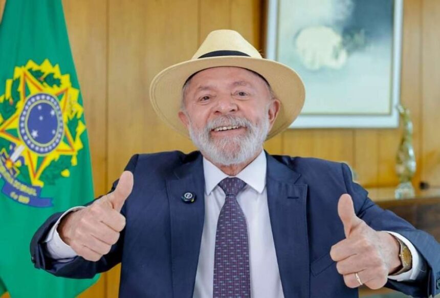 R$ 691: Lula anuncia reajuste no Bolsa Família às vésperas das eleições