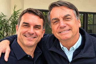 Moraes autoriza Flávio a visitar Jair Bolsonaro em prisão domiciliar